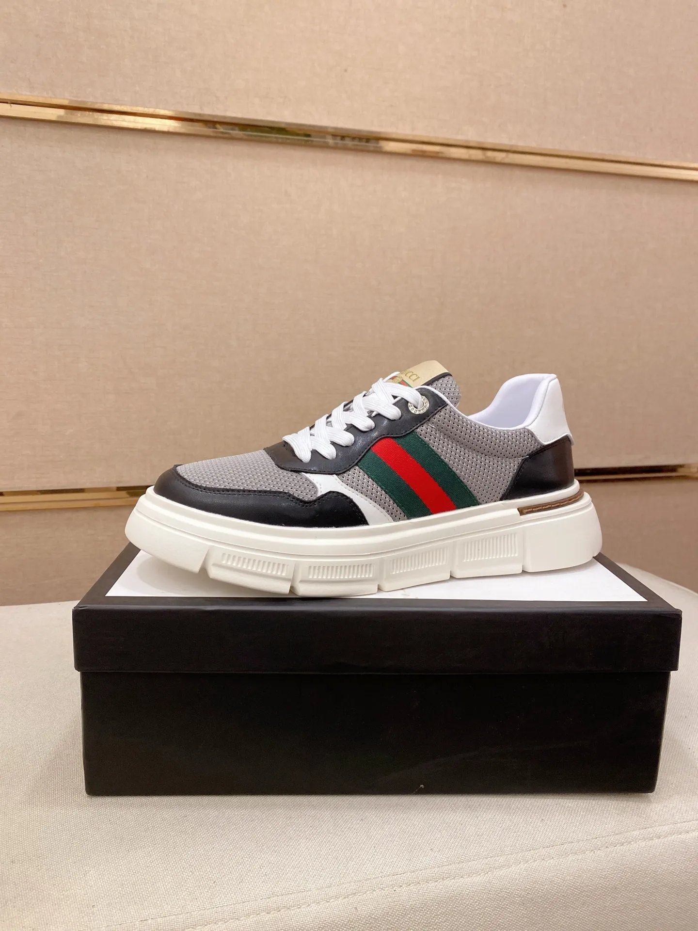 Men's shoes💰 420💰The new GUCCI (Gucci) counters are launched simultaneously. The new men's shoes, 😘fabrics are selected from imported cowhide, and the lining is sheepskin lining. 👍🏿 High-end ☄️ air-cushion molded anti-slip rubber outsole, exquisite lines, simple and elegant, comfortable and high-end for leisure travel. Code number: 38 to 44 (45 can be customized and cannot be returned or exchanged)